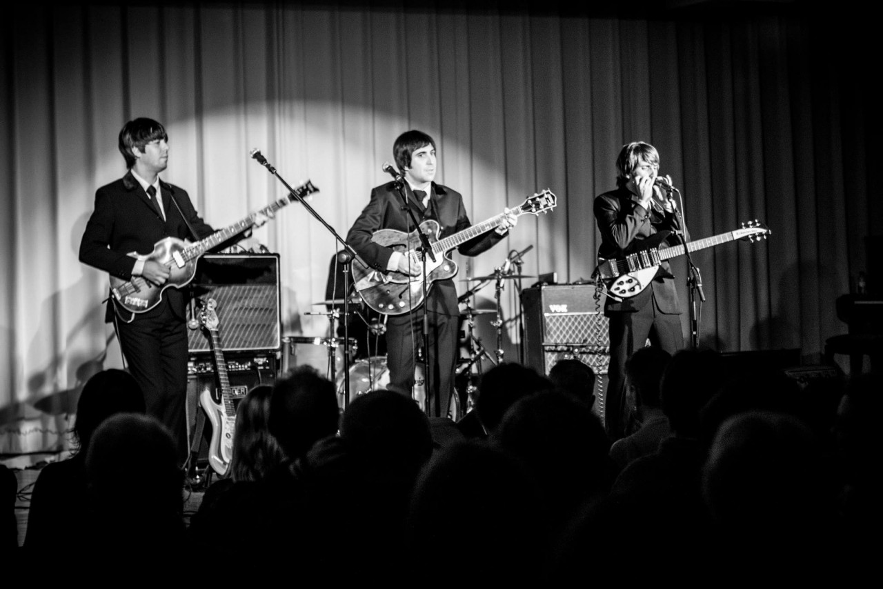 The Flaming Shakers son una ba