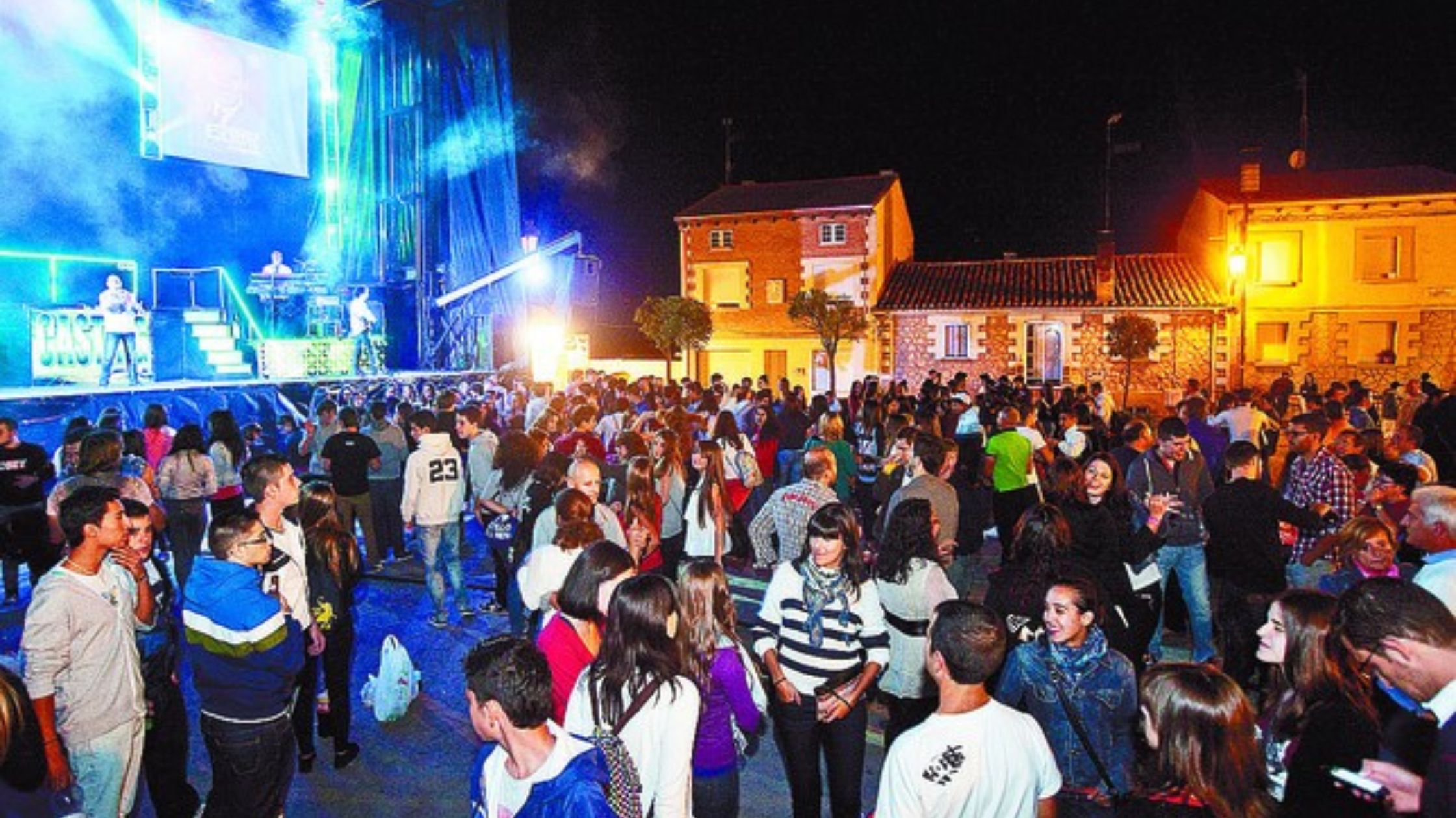Gente disfrutando de una orquesta