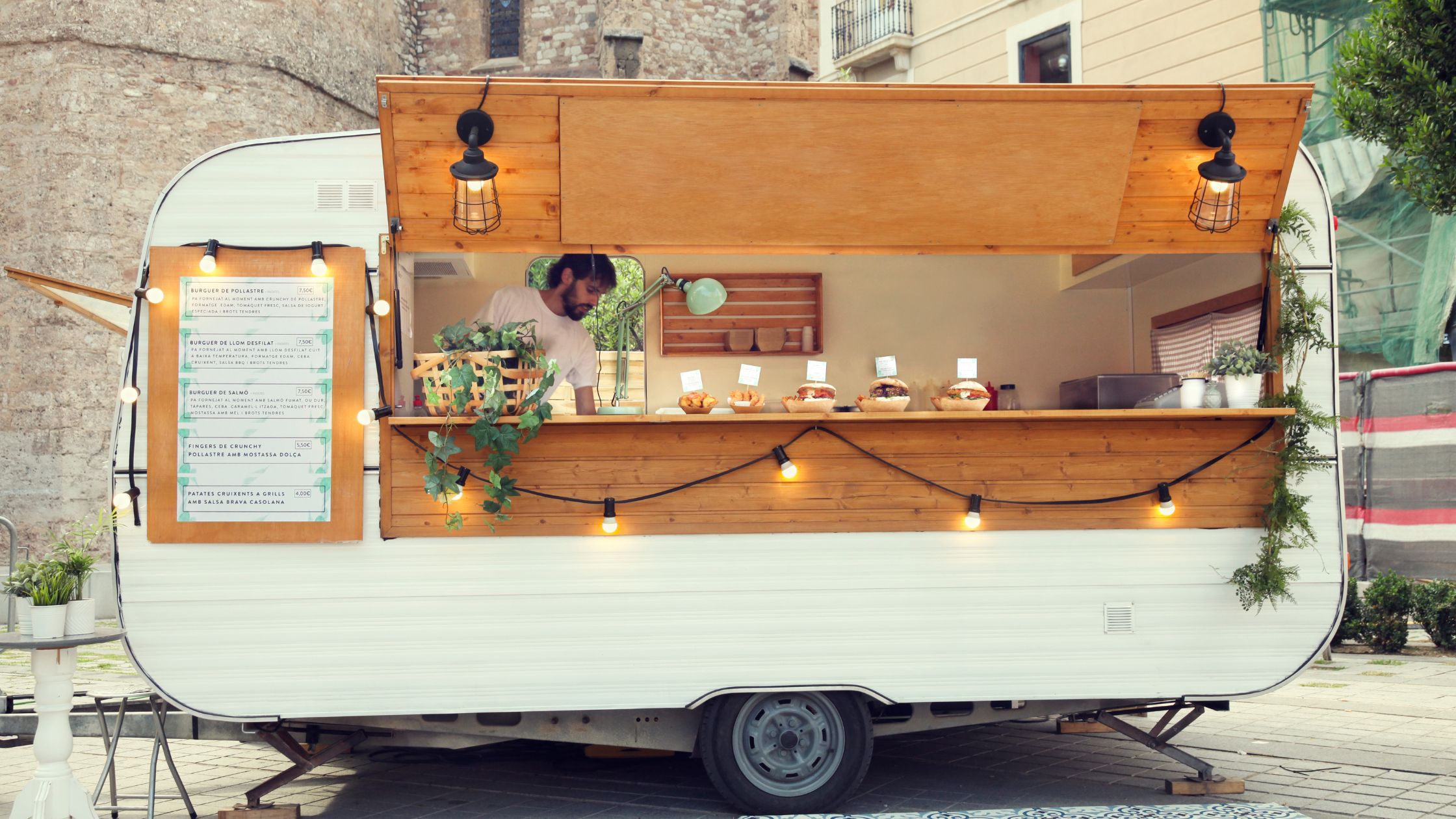 tendencias en catering para eventos: todo tipo de barras libres y food trucks