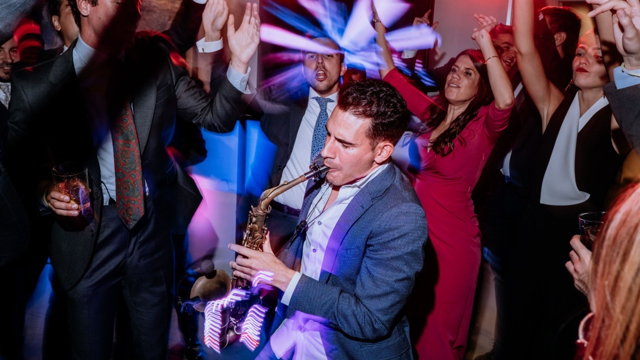 Saxofonista con luces led para show de hora loca