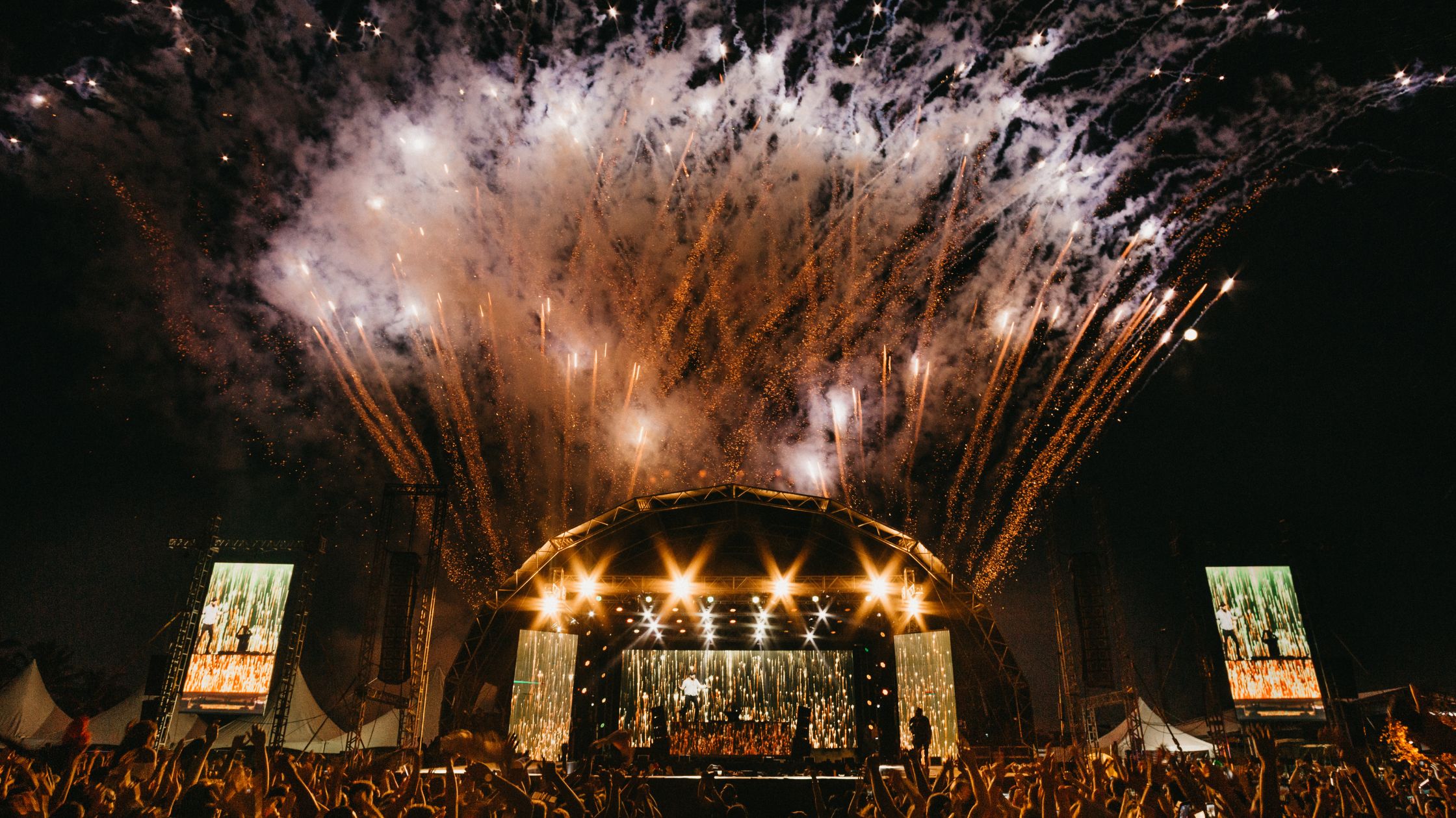 comparación producción de un concierto de pago y un concierto gratuito