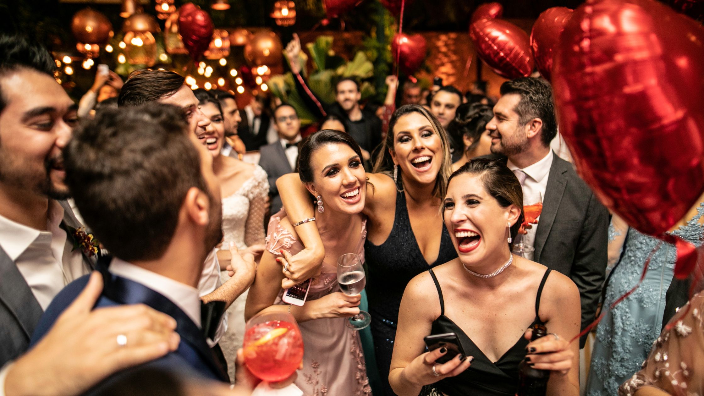 Un grupo de jóvenes amigos disfrutan de la fiesta de la barra libre de una boda en la que suenan sus canciones favoritas.
