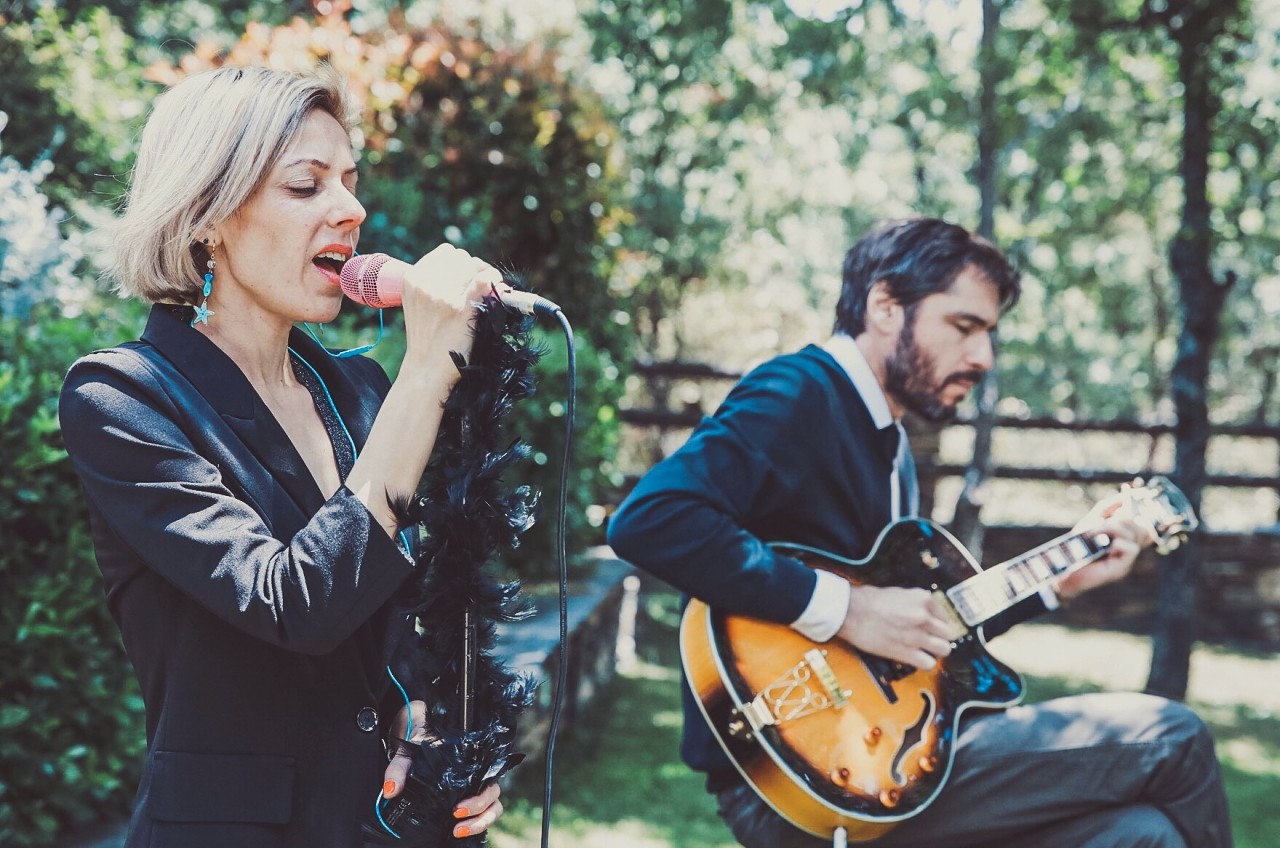 Damy Soul es un dúo acústico de versiones recomendado para la música del cóctel de la boda, así como para celebraciones de ceremonias civiles