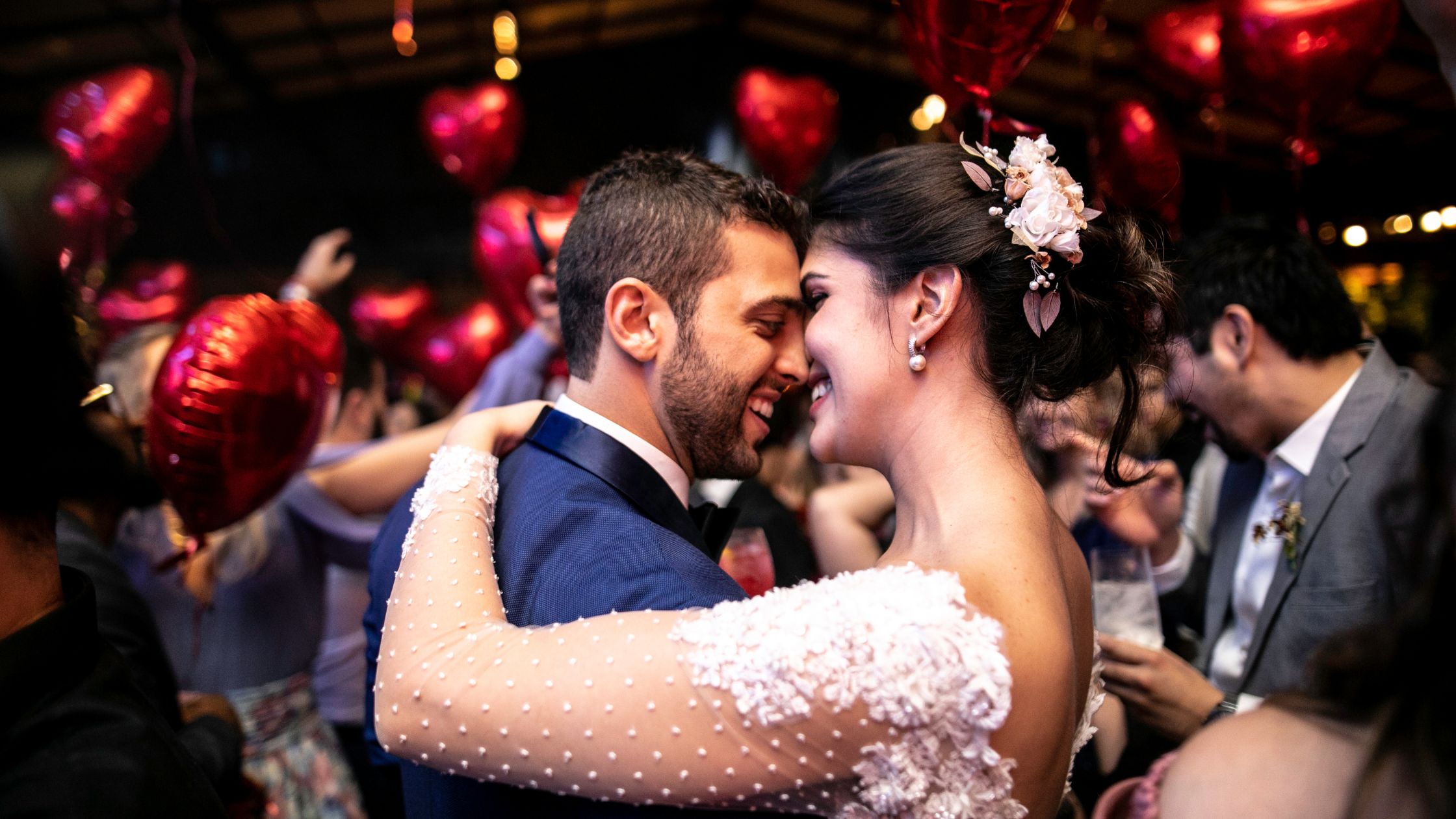 Una pareja de novios bailando en su boda, parecen muy enamorados y probablemente sea una canción especial para ellos.
