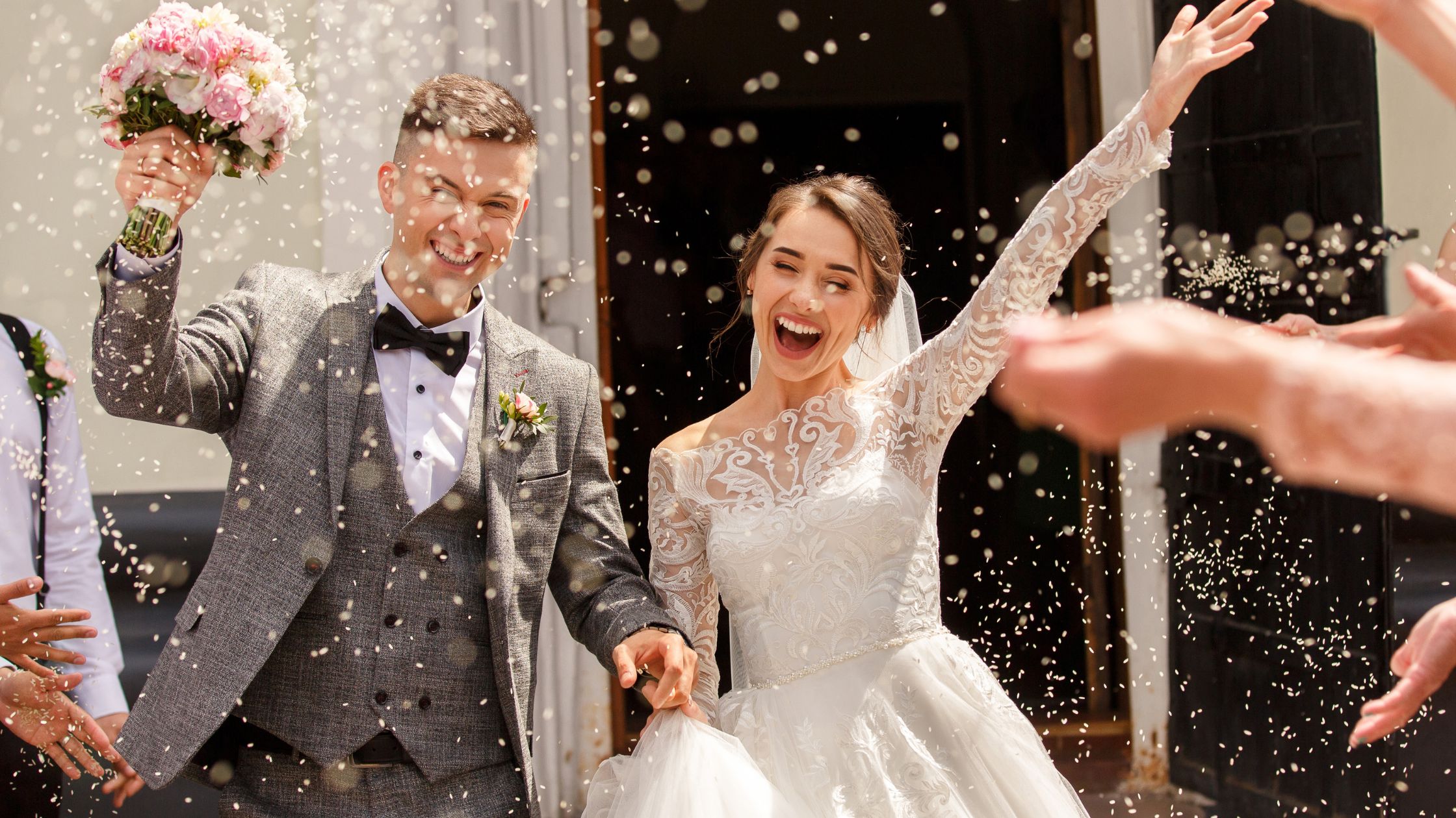 Una pareja de novios el día de su boda saliendo de la iglesia recién casados