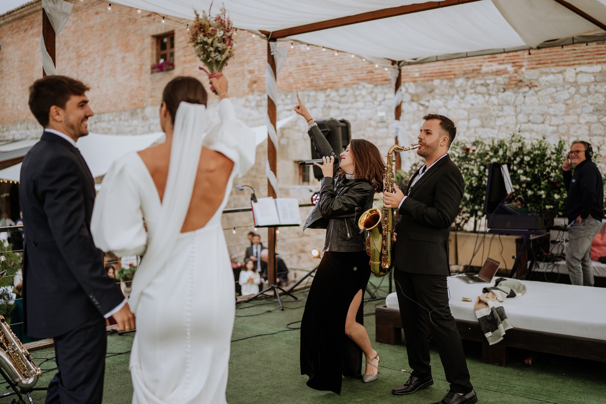 El dúo Sax and Bleu está tocando en el cóctel de una boda en esta guía para contratar la música de tu boda.
